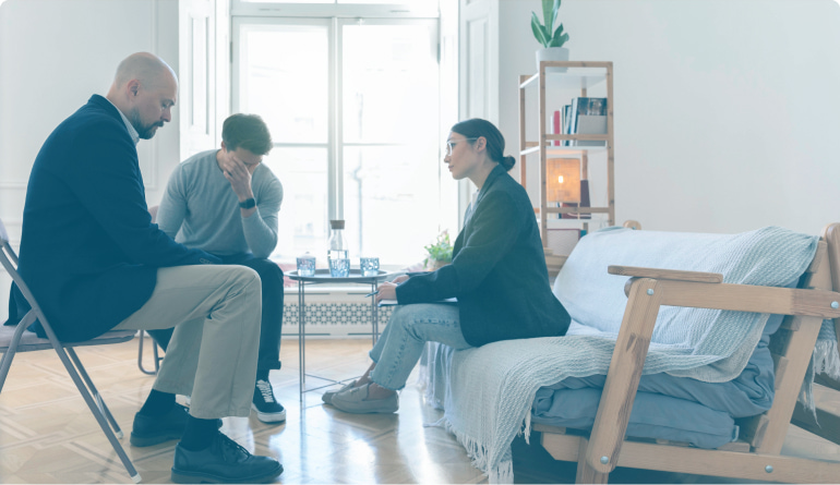 abogada hablando con los familiares de una lesionada grave por accidente de trafico